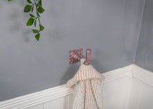 Load image into Gallery viewer, Vintage pink hook wall mounted
